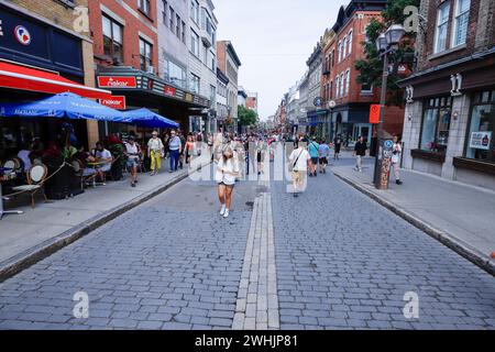 Québec, Canada - 12 août 2023 : vue sur la rue de Saint Jean Baptiste avec les habitants et les touristes de la ville de Québec, la rue piétonne la plus célèbre. Beaucoup de cafés Banque D'Images