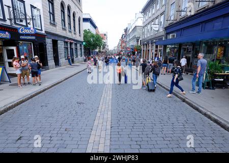 Québec, Canada - 12 août 2023 : vue sur la rue de Saint Jean Baptiste avec les habitants et les touristes de la ville de Québec, la rue piétonne la plus célèbre. Beaucoup de cafés Banque D'Images