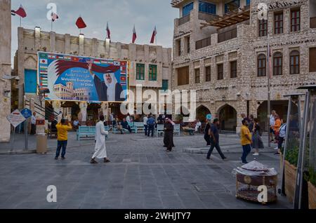 Souq Waqif à Doha, Qatar après-midi tourné avec un grand panneau d'affichage montrant la photo du cheikh Tamim bin Hamad Al Thani l'émir du Qatar Banque D'Images