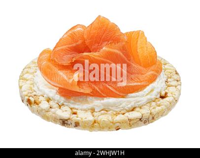 Gâteau de riz soufflé avec des tranches de saumon isolé sur fond blanc Banque D'Images