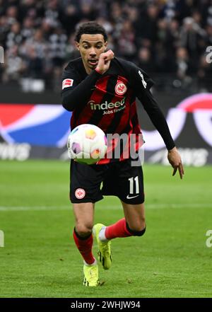 10 février 2024, Hesse, Francfort/main : football : Bundesliga, Eintracht Frankfurt - VfL Bochum, journée 21 au Deutsche Bank Park. Hugo Ekitiké de Francfort en action. Photo : Arne Dedert/dpa - NOTE IMPORTANTE : conformément aux règlements de la DFL German Football League et de la DFB German Football Association, il est interdit d'utiliser ou de faire utiliser des photographies prises dans le stade et/ou du match sous forme d'images séquentielles et/ou de séries de photos de type vidéo. Banque D'Images