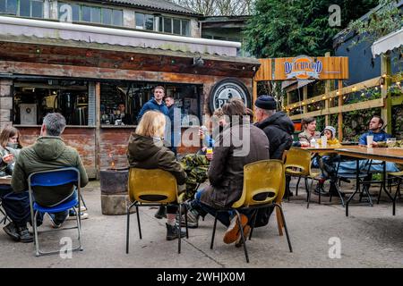 King's Road Yard Street Market, Pontcanna, Cardiff. Marché fermier, pop-ups, arts, artisanat, nourriture. Piper's Brewery. Concept de nourriture artisanale. Banque D'Images