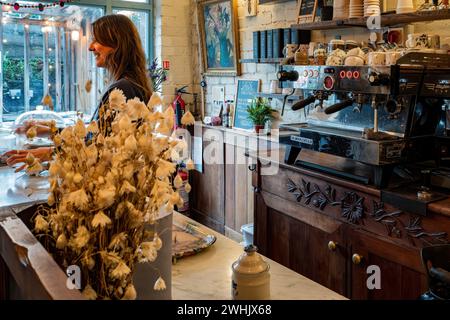 King's Yard Street Market, Pontcanna, Cardiff. Marché fermier, pop-ups, arts, artisanat, nourriture. Concept retail, artisan. The Wardrobe Coffee Shop. Banque D'Images