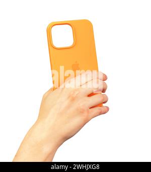 Berlin Allemagne 10 février 2024 étui de téléphone en main. Protecteur silicone pour iphone isolé sur blanc Banque D'Images