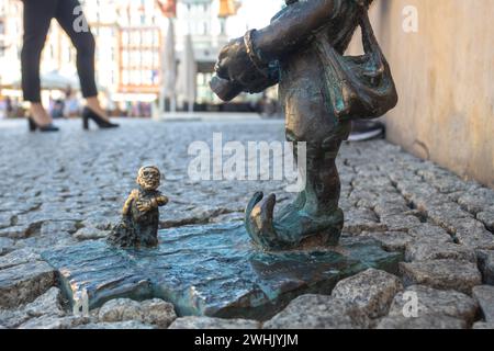 Adoratorek nain de Wroclaw photographié par Troszka nain sur la place principale de Wroclaw avec des gens sur fond flou Banque D'Images