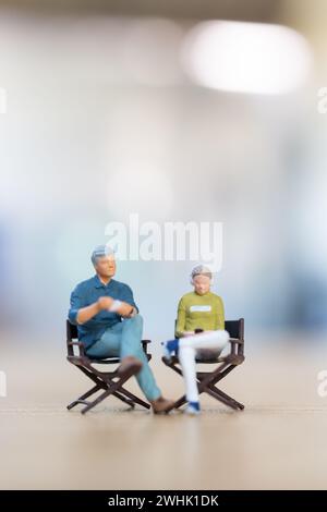 Jeune couple assis sur une chaise écoutant de la musique et buvant du café, concept de la Saint-Valentin Banque D'Images