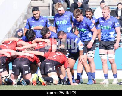 Yokohama, Japon. 10 février 2024. Les joueurs néo-zélandais Auckland Blues et Yokohama Canon Eagles Forward forment une mêlée lors du Cross-Border Rugby match au stade Nippatsu Mitsuzawa à Yokohama, dans la banlieue de Tokyo, le samedi 10 février 2024. Le blues a battu Eagles 57-22. (Photo de Yoshio Tsunoda/AFLO) Banque D'Images