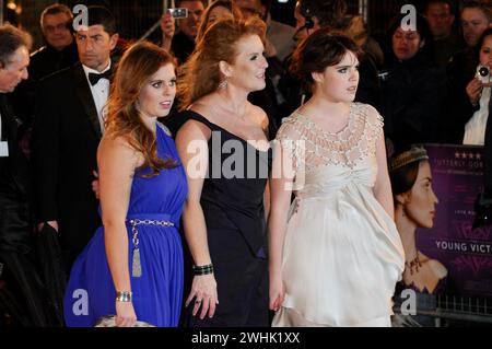 Princesse Beatrice, Sarah Ferguson, princesse Eugénie, première mondiale de The Young Victoria, Londres, Royaume-Uni Banque D'Images