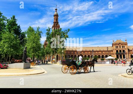 Calèche tirée par des chevaux à Plaza de Espana, Plaza de Espana, Séville, Espagne Banque D'Images