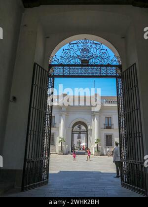 Santiago, Chili, 14 décembre 2013 - des enfants jouent à l'intérieur du Palacio de la Moneda, Santiago, Chili, en Amérique du Sud Banque D'Images