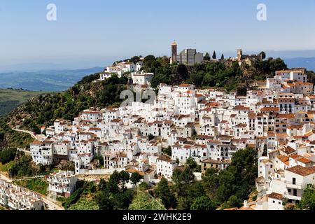 Village blanc typique de Casares, maisons et église sur une colline, vue du village, route des villages blancs, Malaga, Andalousie, Espagne Banque D'Images