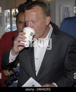 LYNGBY/COPENHAGUE/DANEMARK. 15 JUIN 2015  Chef du parti libéral danois et premier ministre cadidate l'ancien premier ministre Lars Lokke Rasmussen élections conjointes sur la route compaign pour le candidat au parlement local Jakob Engel-Schmidt dans les districts de lyngby Banque D'Images