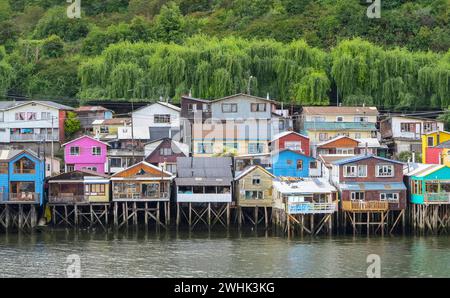 Maisons construites sur pilotis, connues localement sous le nom de Palafitos, bordant le bord de l'eau à Castro, capitale de l'île de Chiloé au Chili Banque D'Images