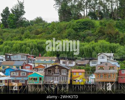 Maisons construites sur pilotis, connues localement sous le nom de Palafitos, bordant le bord de l'eau à Castro, capitale de l'île de Chiloé au Chili Banque D'Images