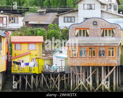 Maisons construites sur pilotis, connues localement sous le nom de Palafitos, bordant le bord de l'eau à Castro, capitale de l'île de Chiloé au Chili Banque D'Images
