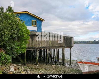 Maisons construites sur pilotis, connues localement sous le nom de Palafitos, bordant le bord de l'eau à Castro, capitale de l'île de Chiloé au Chili Banque D'Images