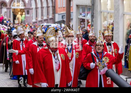 Wetzlar, Allemagne. 10 février 2024. Lors du petit défilé de carnaval de la Société du carnaval de Wetzlar (Wetzlarer Karnevalsgesellschaft, WKG) le samedi du carnaval, les carnivalistes prennent symboliquement d’assaut la mairie de la place Fischmarkt dans la vieille ville historique de Wetzlar, arrachent la clé de la mairie au magistrat (direction de l’administration de la ville) et prendre le contrôle de l'administration de la ville. Ici, les officiers honorifiques du WKG marchent. Crédit : Lademannmedia/Alamy Live News Banque D'Images