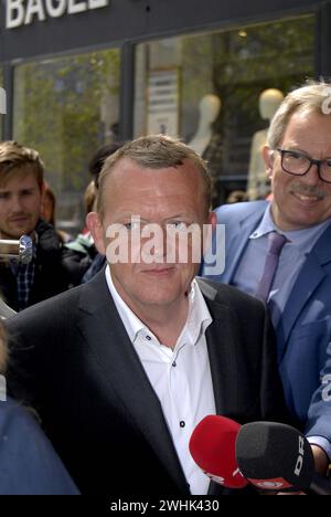 LYNGBY/COPENHAGUE/DANEMARK. 15 JUIN 2015  Chef du parti libéral danois et premier ministre cadidate l'ancien premier ministre Lars Lokke Rasmussen élections conjointes sur la route compaign pour le candidat au parlement local Jakob Engel-Schmidt dans les districts de lyngby Banque D'Images