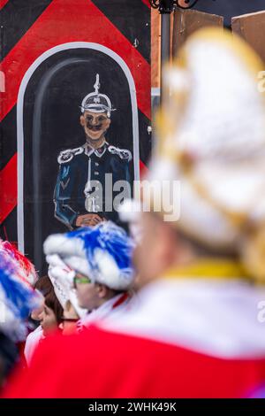 Wetzlar, Allemagne. 10 février 2024. Pendant le petit défilé de carnaval de la Société du carnaval de Wetzlar (Wetzlarer Karnevalsgesellschaft) le samedi du carnaval, les carnivalistes prennent symboliquement d'assaut la mairie sur la place Fischmarkt dans la vieille ville historique de Wetzlar, arrachent la clé de la mairie au magistrat (direction de l'administration de la ville) et prendre en charge l'administration de la ville.les décorations peintes rappellent les temps anciens et les caricaturent. Crédit : Lademannmedia/Alamy Live News Banque D'Images