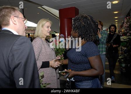 COPENHAGUE/DANEMARK. 09 juin 2015  la première ministre danoise Ms.helle Thorning-Schmidt visite Rodovre Centrum pour rencontrer ses électeurs et distribuer des roses rouges à la nation elle salue les immigrants en visite au Centre aujourd'hui par son membre Morten Bodskov ancien ministre de la Justice et membre du parti social-démocrate Banque D'Images