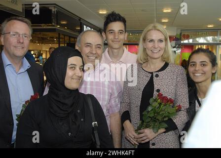 COPENHAGUE/DANEMARK. 09 juin 2015  la première ministre danoise Ms.helle Thorning-Schmidt visite Rodovre Centrum pour rencontrer ses électeurs et distribuer des roses rouges à la nation elle salue les immigrants en visite au Centre aujourd'hui par son membre Morten Bodskov ancien ministre de la Justice et membre du parti social-démocrate Banque D'Images