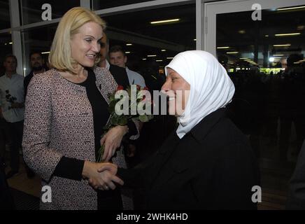 COPENHAGUE/DANEMARK. 09 juin 2015  la première ministre danoise Ms.helle Thorning-Schmidt visite Rodovre Centrum pour rencontrer ses électeurs et distribuer des roses rouges à la nation elle salue les immigrants en visite au Centre aujourd'hui par son membre Morten Bodskov ancien ministre de la Justice et membre du parti social-démocrate Banque D'Images