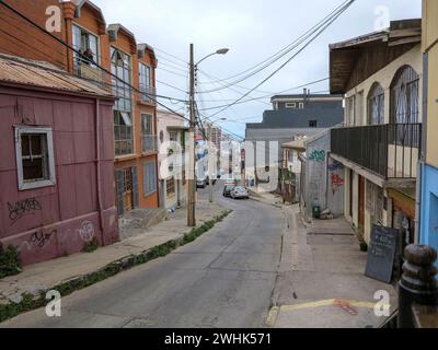 Valparaiso, Chili - 15 janvier 2014 - maisons colorées dans la ville portuaire de Valparaiso, classée au patrimoine mondial de l'UNESCO, au Chili, des artistes locaux utilisent les murs de la ville et Banque D'Images