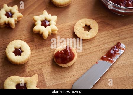 Faire des biscuits de Noël Linzer à la maison Banque D'Images