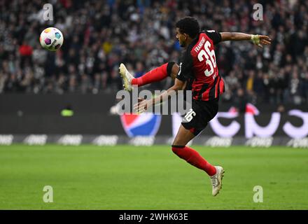 10 février 2024, Hesse, Francfort/main : football : Bundesliga, Eintracht Frankfurt - VfL Bochum, journée 21 au Deutsche Bank Park. Ansgar Knauff de Francfort en action. Photo : Arne Dedert/dpa - NOTE IMPORTANTE : conformément aux règlements de la DFL German Football League et de la DFB German Football Association, il est interdit d'utiliser ou de faire utiliser des photographies prises dans le stade et/ou du match sous forme d'images séquentielles et/ou de séries de photos de type vidéo. Banque D'Images