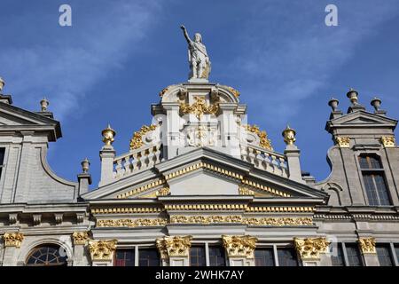 Statue de Saint Homobonus de Crémone sur le bâtiment de Gulden Boot à Bruxelles Banque D'Images