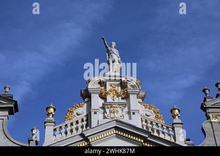 Statue de Saint Homobonus de Crémone sur le bâtiment de Gulden Boot à Bruxelles Banque D'Images