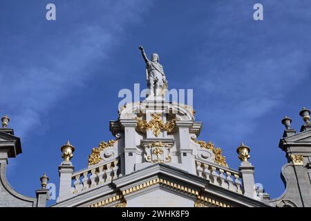 Statue de Saint Homobonus de Crémone sur le bâtiment de Gulden Boot à Bruxelles Banque D'Images