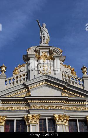 Statue de Saint Homobonus de Crémone sur le bâtiment de Gulden Boot à Bruxelles Banque D'Images