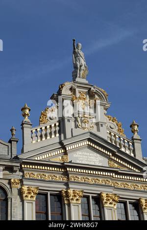 Statue de Saint Homobonus de Crémone sur le bâtiment de Gulden Boot à Bruxelles Banque D'Images