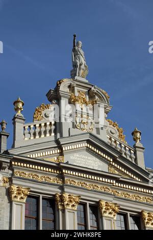 Statue de Saint Homobonus de Crémone sur le bâtiment de Gulden Boot à Bruxelles Banque D'Images