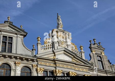 Statue de Saint Homobonus de Crémone sur le bâtiment de Gulden Boot à Bruxelles Banque D'Images