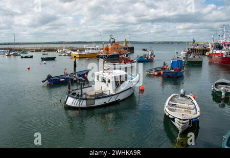 Bateaux de pêche amarrés à Ballycotton village de pêcheurs marina Cork County Ireland Banque D'Images