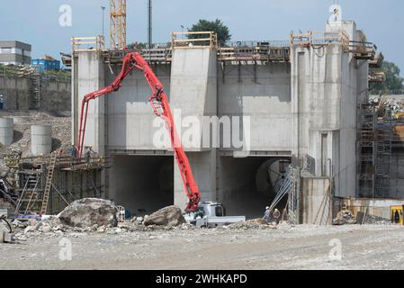 Pompe à béton pour le transfert de béton liquide par pompage Banque D'Images