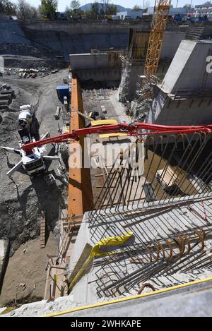 Pompe à béton pour le transfert de béton liquide par pompage Banque D'Images