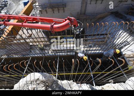 Pompe à béton pour le transfert de béton liquide par pompage Banque D'Images