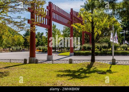 Grande porte en bois rouge à travers la route à quatre voies dans un parc public en Corée du Sud Banque D'Images