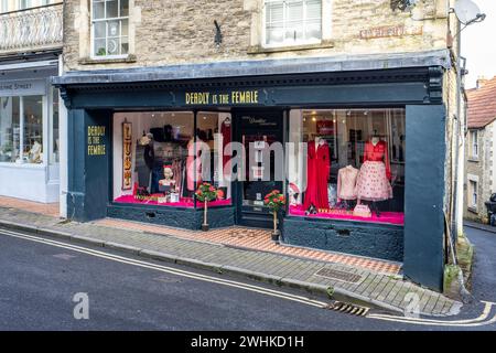 Deadly est la vitrine du magasin de vêtements vintage féminin au sommet de Catherine Hill, Frome, Somerset, Royaume-Uni le 10 février 2024 Banque D'Images