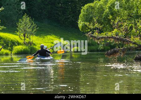 Excursion en kayak en famille pour seigneur et senora. Un couple marié âgé ramant un bateau sur la rivière, une randonnée aquatique, une aventure estivale Banque D'Images