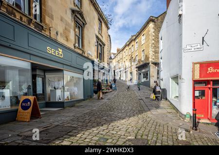 Des magasins indépendants se trouvaient le long de Catherine Hill, Frome, Somerset, Royaume-Uni le 10 février 2024 Banque D'Images