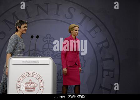 COPENHAGUE /DANEMARK- 03 février 2014  le premier ministre danois Ms. Helle Thorning-Schmidt en robe rose et leader du parti social-démocrate danois et Ms.Margrethe Vestager vice-premier ministre et ministre de l'économie et ministre de l'intérieur droit à premier ministre en robe noire cheveux courts et leader de la politique radicale danoise le parti tient une conférence de presse conjointe après avoir remodelé le cabint à Mirror Hall au bureau du PM à christionsborg aujourd'hui lundi Banque D'Images