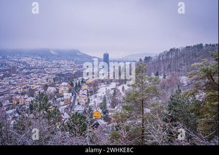 Jena en hiver avec le Jentower dans le centre-ville sous un ciel nuageux, Iena, Thuringe, Allemagne Banque D'Images