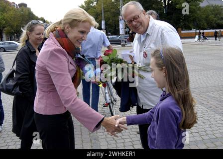 COPENHAGUE  DANEMARK. Helle Thorning -Schmidt,opposition social-démocrate leader et candidature au poste de premier ministre pour le parti social-démocrate sur ses élections compaign, rencontrer ses électeurs et certains sont vraiment sociaux-démocrates en colère, Helle a rencontré son parti soldats / travailleurs et électeur danois, les élections du parlement général danois prendront place le 25 septembre 2011, Helle passe aujourd'hui sa matinée à frederiksberg ont donné gratuitement des roses rouges aux électeurs, elle a rencontré son député musulman de Turquie et du Pakistan, ce sont des cadidates pour les parlements 28 août 2011 PHOTOS PAR FRANCIS JOSEPH DEAN/DEAN PICTURES Banque D'Images