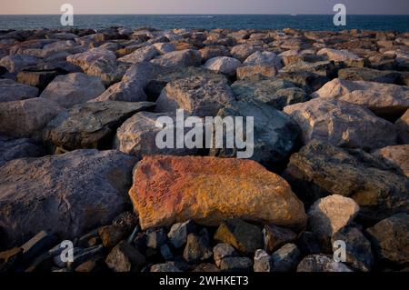 Pierres, rochers qui forment la fondation de l'île de palmiers artificiels, la promenade en bord de mer, Palm Jumeirah, Dubaï, arabe unie Banque D'Images