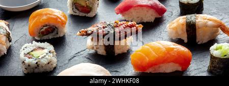 Panorama de sushi. Nigiri avec anguille, saumon, crevettes sur fond noir Banque D'Images