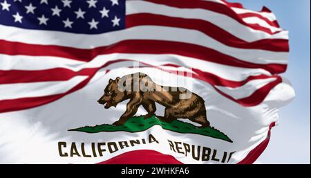 Drapeau de l'État de Californie et drapeau américain agitant dans le vent Banque D'Images